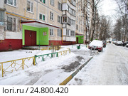 Во дворе жилого дома на улице Молостовых в Москве зимой (2016 год). Редакционное фото, фотограф lana1501 / Фотобанк Лори