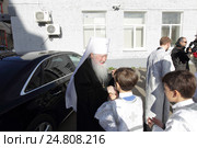 Дети встречают митрополита Ювеналия на предприятии РКК "Энергия" в день освящения храма (2016 год). Редакционное фото, фотограф Дмитрий Неумоин / Фотобанк Лори