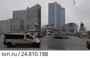 Автомобили выезжают с Новинского бульвара на Новый Арбат, город Москва (2017 год). Редакционное видео, видеограф Дмитрий Неумоин / Фотобанк Лори
