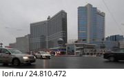 Автомобили выезжают на Новый Арбат, город Москва. Камера немного двигается слева на право (2017 год). Редакционное видео, видеограф Дмитрий Неумоин / Фотобанк Лори