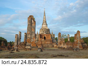 Руины буддистского храма Wat Phra Si Sanphet ранним утром. Аютхая, Таиланд (2017 год). Стоковое фото, фотограф Виктор Карасев / Фотобанк Лори