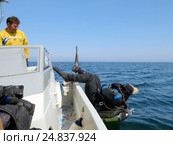 Дайвер прыгает в воду с борта судна, Черное море (2010 год). Редакционное фото, фотограф Некрасов Андрей / Фотобанк Лори