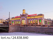 Санкт-Петербург. Вид на торговый комплекс Варшавский экспрес, бывшее здание  Варшавского вокзал (2017 год). Редакционное фото, фотограф Литвяк Игорь / Фотобанк Лори