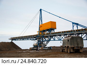 Отвалообразователь. Конвейер с рудой. Зима. Conveyor belt with an ore (2016 год). Редакционное фото, фотограф Юлия Врублевская / Фотобанк Лори