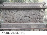 Каменный экран юаньской эпохи в парке Бэйхай (Beihai) в Пекине (2016 год). Стоковое фото, фотограф Vladislav Osipov / Фотобанк Лори