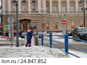 Дворник-южанин убирает снег на Синем мосту около здания Законодательного собрания Санкт-Петербурга (2017 год). Редакционное фото, фотограф Максим Мицун / Фотобанк Лори