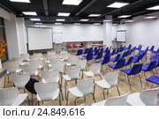 Просторный зал с расставленными стульями для проведения семинара. Стоковое фото, фотограф Кекяляйнен Андрей / Фотобанк Лори