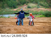 Разминка перед гонкой. Класс "Country Kidz",  4 Этап Кубока XSR-MOTO.RU по Кантри Кроссу, мотопарк Вельяминово. Репортаж (2016 год). Редакционное фото, фотограф Pukhov K / Фотобанк Лори