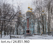 Санкт-Петербург зимой. Морской Богоявленский собор Святого Николая Чудотворца и обелиск в память о моряках броненосца «Император Александр III», погибших в сражении при Цусиме (2016 год). Редакционное фото, фотограф Горшков Игорь / Фотобанк Лори