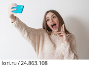 Девушка подросток с длинными волосами делает селфи на телефон. Стоковое фото, фотограф Мурина Ольга / Фотобанк Лори