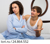 Brunette girl cannot accept appology from husband. Стоковое фото, фотограф Яков Филимонов / Фотобанк Лори