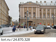 Дворники-гастарбайтеры убирают снег на Синем мосту около Законодательного собрания Санкт-Петербурга (2017 год). Редакционное фото, фотограф Максим Мицун / Фотобанк Лори