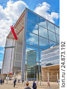 La Defense, Business Quarter with businessmen in the streets, area of Paris, French financial center with skyscrapers and modern buildings (2016 год). Редакционное фото, фотограф Vitas / Фотобанк Лори