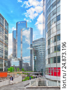 La Defense, Business Quarter with businessmen in the streets, area of Paris, French financial center with skyscrapers and modern buildings (2016 год). Редакционное фото, фотограф Vitas / Фотобанк Лори