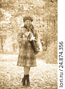 woman walking outdoors in autumn. Стоковое фото, фотограф Яков Филимонов / Фотобанк Лори