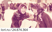 women with pancake during Shrovetide. Стоковое фото, фотограф Яков Филимонов / Фотобанк Лори