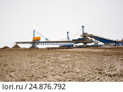 Добыча медной руды. Конвейерный мост. Отвалообразователь. Зима. Spreader. Conveyor belt with an ore. Стоковое фото, фотограф Юлия Врублевская / Фотобанк Лори