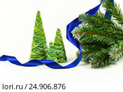 Creative decorative New Year tree of handwork from multi-colored threads. Стоковое фото, фотограф Artem Sobov / Фотобанк Лори