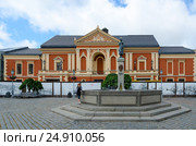 Памятник Симону Даху (скульптура Аннхен из Тарау) у драматического театра на Театральной площади, Клайпеда, Литва (2015 год). Редакционное фото, фотограф Ольга Коцюба / Фотобанк Лори