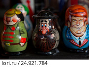 Матрешка на прилавке сувенирной продукции в российском городе (2017 год). Редакционное фото, фотограф Николай Винокуров / Фотобанк Лори