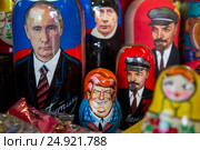 Матрешки с изображением российского президента Владимира Путина и 45-го президента США Дональда Трампа на прилавке сувенирной продукции в городе Москве, Россия (2017 год). Редакционное фото, фотограф Николай Винокуров / Фотобанк Лори