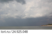 Вид на песчаную косу со стороны моря. Грозовые облака затягивают небо. Стоковое видео, видеограф Олег Хархан / Фотобанк Лори