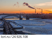 Санкт-Петербург. Вид на Свердловскую набережную и Большеохтинский мост (2017 год). Редакционное фото, фотограф Литвяк Игорь / Фотобанк Лори
