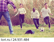 Portrait of four friends posing on countryside field with ball. Стоковое фото, фотограф Яков Филимонов / Фотобанк Лори