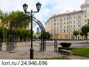 Фонарь и арка на входе в сад Блонье. Смоленск (2016 год). Редакционное фото, фотограф Александр Щепин / Фотобанк Лори