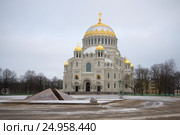 Вид на Никольский морской собор на Якорной площади сумрачным январским днем. Кронштадт (2017 год). Стоковое фото, фотограф Виктор Карасев / Фотобанк Лори