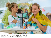 Девушке красят волосы в радужные цвета на фестивале «Das Fest - 2016» на ВДНХ. Редакционное фото, фотограф Владимир Князев / Фотобанк Лори