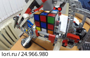Сборка Кубика Рубика роботом LEGO Mindstorms EV3 . Уфа, секция робототехники в педагогическом университете (2017 год). Редакционное видео, видеограф Mikhail Erguine / Фотобанк Лори
