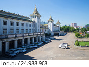 Вид на здание главного железнодорожного вокзала Янгона. Мьянма (2016 год). Редакционное фото, фотограф Виктор Карасев / Фотобанк Лори