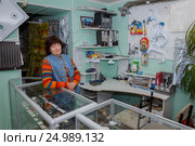 Продавец магазина "Газтехника" (2017 год). Редакционное фото, фотограф Акиньшин Владимир / Фотобанк Лори
