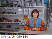 Продавец магазина "Газтехника" (2017 год). Редакционное фото, фотограф Акиньшин Владимир / Фотобанк Лори