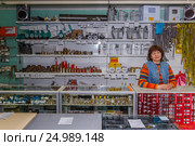 Продавец магазина "Газтехника" (2017 год). Редакционное фото, фотограф Акиньшин Владимир / Фотобанк Лори