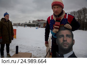 Александр Гудков (слева) и Дмитрий Хрусталев (справа) с портретом Ивана Урганта принимают участие в Новаторских гонках на санях в городе Москве, Россия (2017 год). Редакционное фото, фотограф Николай Винокуров / Фотобанк Лори