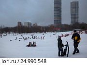Москвичи катаютс на санках и ватрушках на официальной трассе в снежную зиму в парке "Акведук" города Москвы, Россия (2017 год). Редакционное фото, фотограф Николай Винокуров / Фотобанк Лори