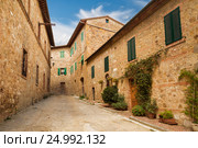 Улица в итальянском городе San Quirico d'orcia, Тоскана, Италия (2016 год). Стоковое фото, фотограф Наталья Волкова / Фотобанк Лори