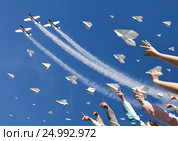 Launch of paper airplanes. Стоковое фото, фотограф Владимир Мельников / Фотобанк Лори