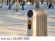 Масляный радиатор стоящий в зимнем лесу на снегу. Oil filled radiator standing in snowy winter forest. Стоковое фото, фотограф Георгий Дзюра / Фотобанк Лори