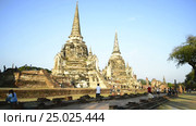Вечер у старинных ступ буддистского храма Wat Phra Si Sanphet. Аютхая, Таиланд (2017 год). Стоковое видео, видеограф Виктор Карасев / Фотобанк Лори