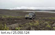 Toyota Land Cruiser Prado (70-я серия) едет по горной каменистой дороге на фоне вулканического пейзажа (2016 год). Редакционное видео, видеограф А. А. Пирагис / Фотобанк Лори