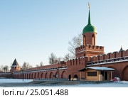 Город Тула. Стена с видом на Проездную башню Тульского кремля зимой на фоне голубого неба (2017 год). Редакционное фото, фотограф Игорь Низов / Фотобанк Лори