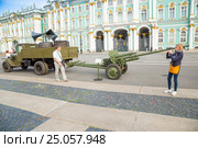 Прицепленная к грузовику 57-мм противотанковая пушка образца 1941 года (ЗИС-2, 52-П-271) на Дворцовой площади в Санкт-Петербурге (2016 год). Редакционное фото, фотограф Сергей Дубров / Фотобанк Лори