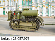 Военный тягач Сталинец-60 на Дворцовой площади Санкт-Петербурга во время городской военно-патриотической акции, посвященной Дню памяти и скорби (2016 год). Редакционное фото, фотограф Сергей Дубров / Фотобанк Лори