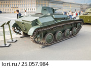 Легкий танк Т-60 на Дворцовой площади Санкт-Петербурга во время городской военно-патриотической акции “Мы насмерть стояли у стен Ленинграда” (2016 год). Редакционное фото, фотограф Сергей Дубров / Фотобанк Лори