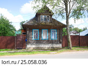 Осташков, Тверская область. Деревянный дом на улице Володарского (2016 год). Стоковое фото, фотограф Елена Коромыслова / Фотобанк Лори