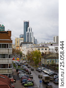 Улица Хохрякова с припаркованными машинами в городе Екатеринбург (2016 год). Редакционное фото, фотограф Игорь Жиляков / Фотобанк Лори