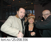 Юбилей продюсера, актера, кинокритика Марка Рудинштейна (Mark Rudinshtein). Режиссер театра и кино Юрий Грымов  и Марк Рудинштейн с женой Лилей. (2006 год). Редакционное фото, фотограф Александр С. Курбатов / Фотобанк Лори